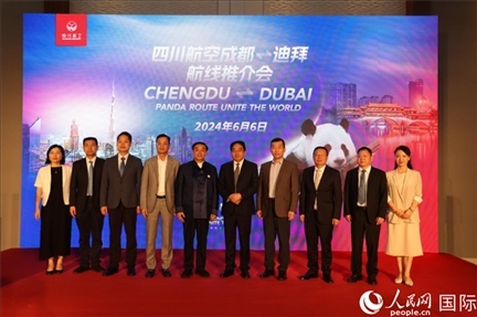 與會(huì)嘉賓合影留念。人民網(wǎng)記者張志文攝