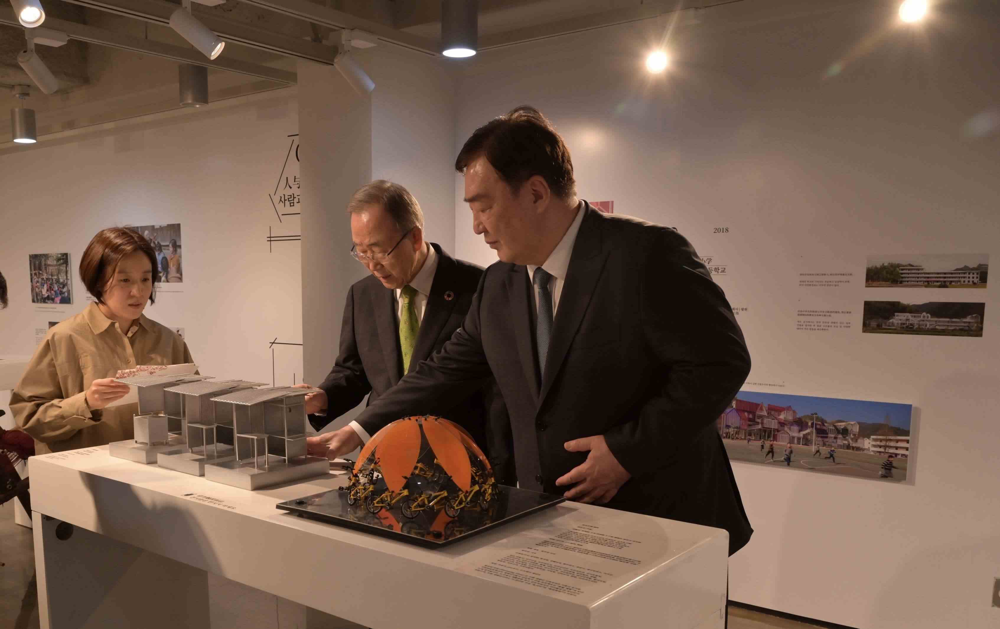 邢海明（右一）與潘基文共同參觀《自然生活傳承——美麗中國特展》。首爾中國文化中心供圖