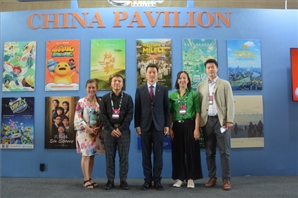 相關(guān)公司代表與中國(guó)駐里約熱內(nèi)盧總領(lǐng)館商務(wù)參贊敬艷輝在中國(guó)聯(lián)合展臺(tái)前合影。中廣國(guó)際公司供圖