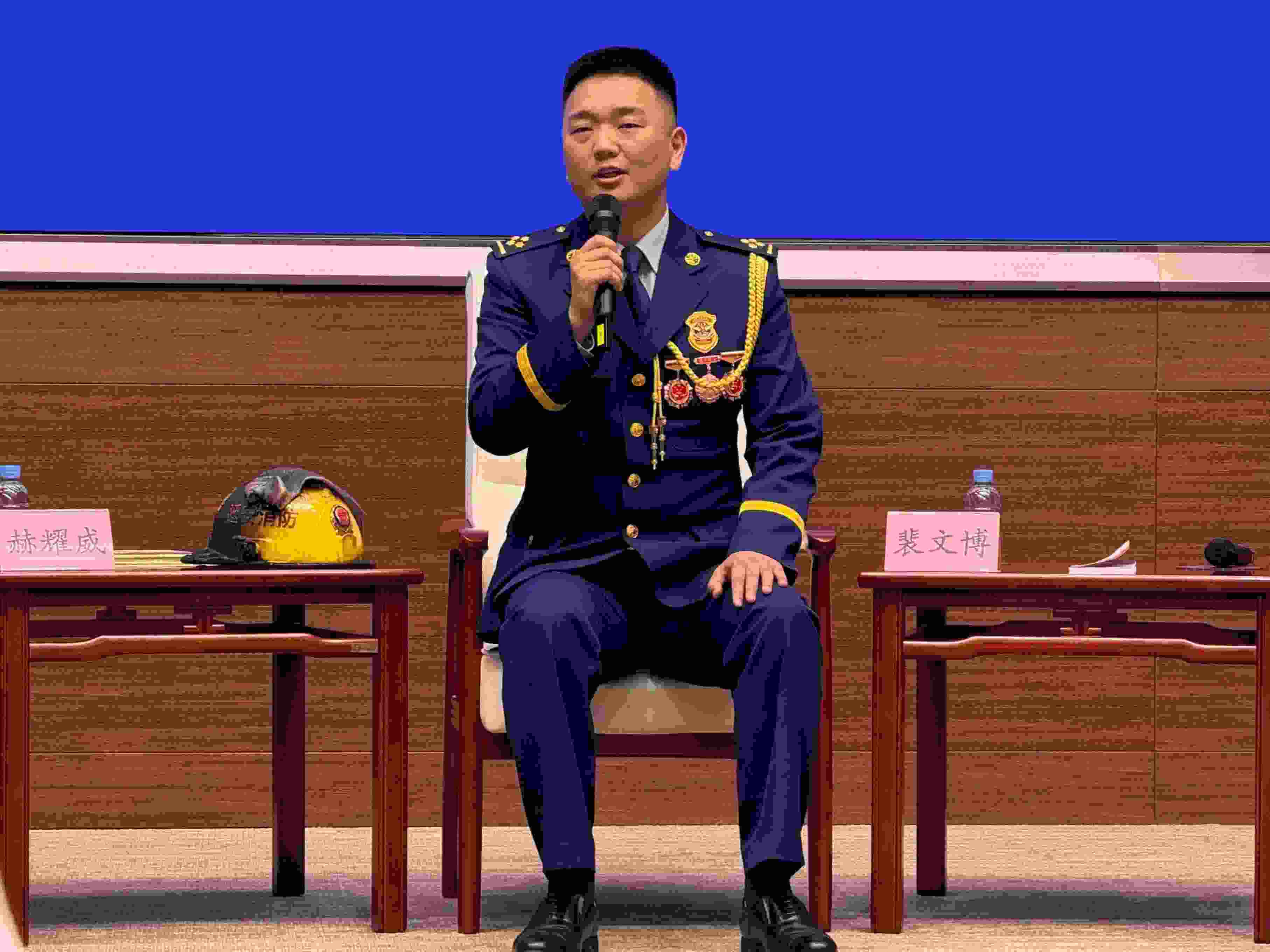 寶塔消防救援站政治指導員裴文博在回答記者提問。人民網記者 郝萍攝