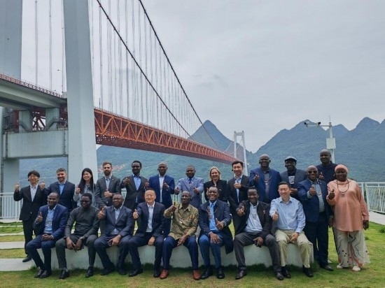 使節(jié)團(tuán)與壩陵河大橋合影。新華社記者 吳思 攝