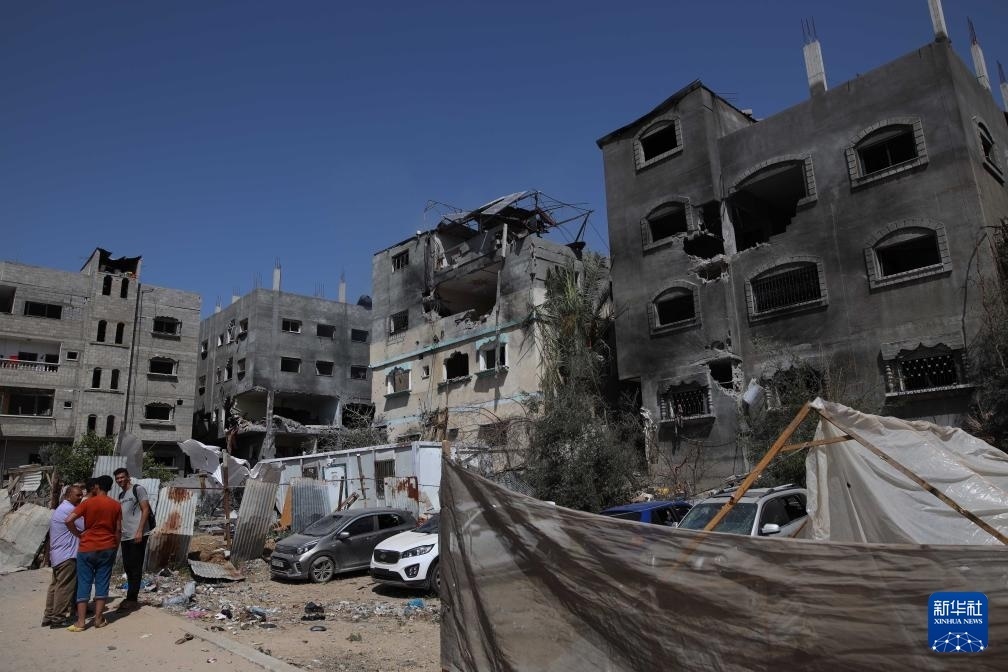 這是6月8日在加沙地帶中部努賽賴特難民營(yíng)拍攝的在以軍襲擊中受損嚴(yán)重的房屋及車輛。新華社發(fā)（馬爾萬·達(dá)烏德攝）