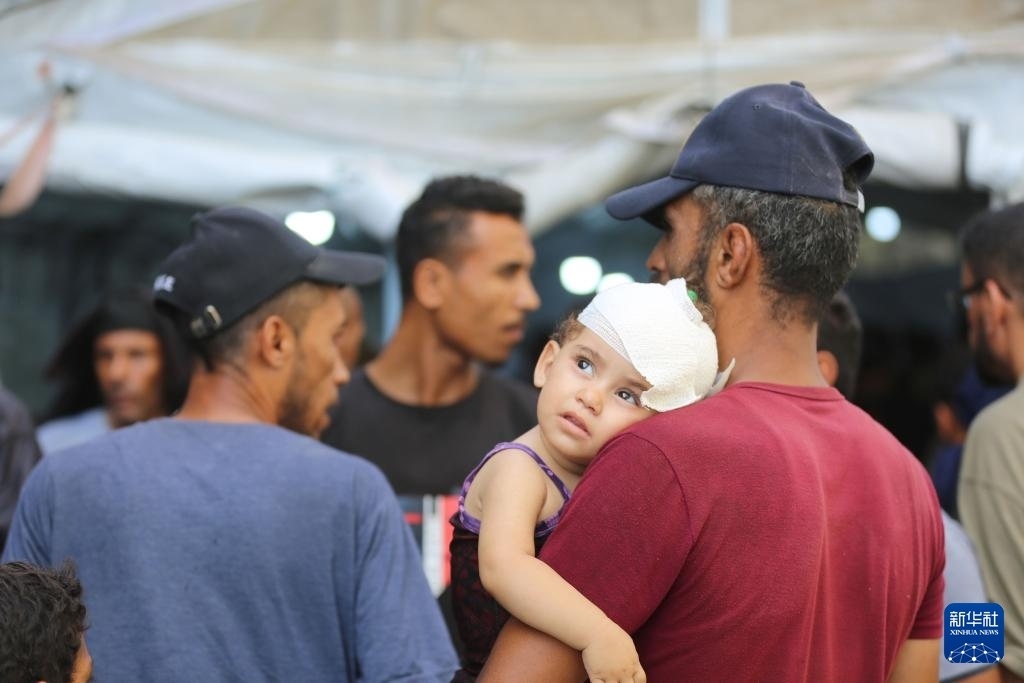 這是6月8日在加沙地帶中部努賽賴特難民營(yíng)拍攝的傷員。新華社發(fā)（馬爾萬·達(dá)烏德攝）