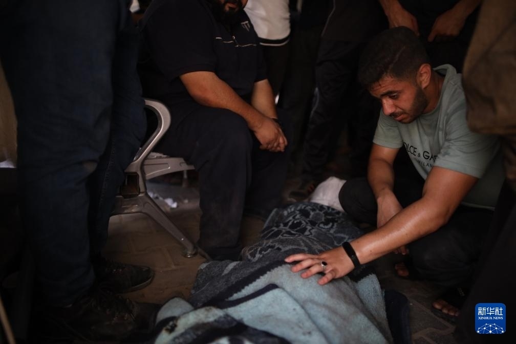 這是6月8日在加沙地帶中部努賽賴特難民營(yíng)拍攝的以軍襲擊受害者。新華社發(fā)（馬爾萬·達(dá)烏德攝）