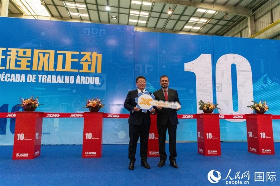 儀式上，徐工巴西制造總經(jīng)理李寒光將第23456臺產(chǎn)品鑰匙交付給客戶巴西Simak公司首席執(zhí)行官安德森·阿布魯手中。 人民日報(bào)社拉美中心分社 威廉·科埃略·維亞納攝
