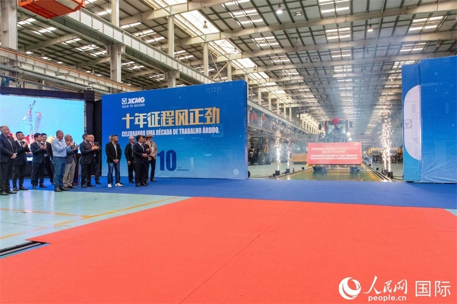 儀式上，米納斯吉拉斯州、波蘇阿雷格里市政府官員，徐工巴西制造的供應(yīng)商、經(jīng)銷商、客戶伙伴、員工代表和在巴中資機(jī)構(gòu)代表等，一起祝賀徐工巴西制造第23456臺產(chǎn)品下線并交付客戶。 人民日報(bào)社拉美中心分社 威廉·科埃略·維亞納攝
