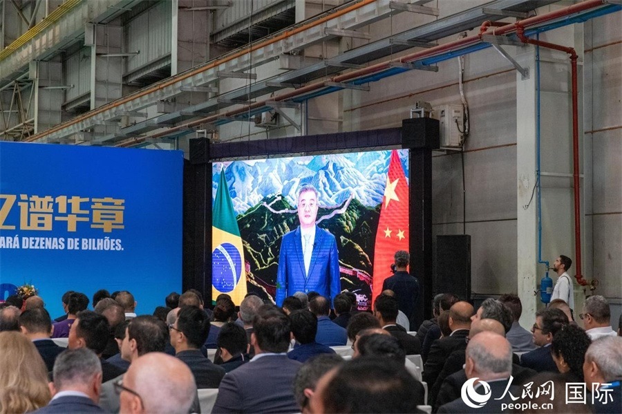 中國駐巴西大使祝青橋在視頻致辭中表示，徐工在巴西的發(fā)展，是眾多中國企業(yè)在習(xí)近平主席提出的共建“一帶一路”倡議推動下，將中國的技術(shù)和產(chǎn)業(yè)發(fā)展成果帶往世界，促進(jìn)各國發(fā)展的縮影。 人民日報(bào)社拉美中心分社 威廉·科埃略·維亞納攝