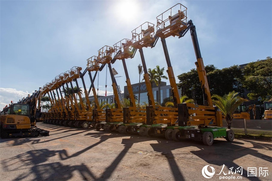 在徐工巴西制造生產(chǎn)基地，一批完成生產(chǎn)的設(shè)備正準(zhǔn)備交付客戶。 人民日報(bào)社拉美中心分社 威廉·科埃略·維亞納攝