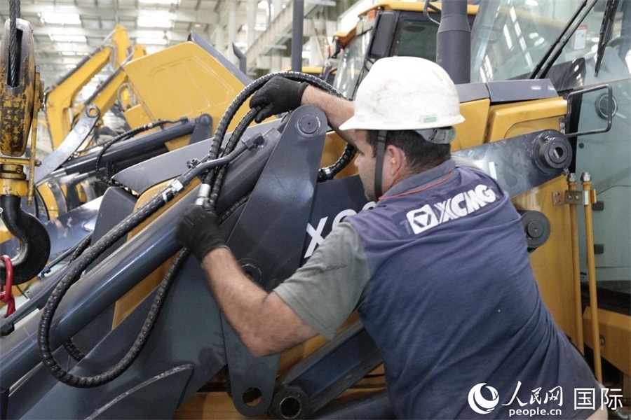 一名徐工巴西制造基地的當(dāng)?shù)貑T工正在進(jìn)行設(shè)備安裝和調(diào)試。 人民日報(bào)社拉美中心分社 威廉·科埃略·維亞納攝