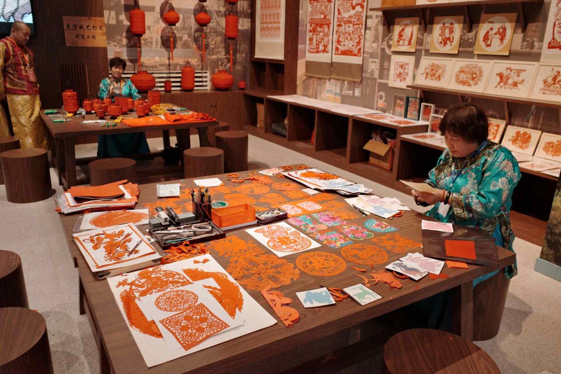 “氣象萬(wàn)千——中國(guó)非遺保護(hù)實(shí)踐主題展”上，非遺傳承人現(xiàn)場(chǎng)展示。人民網(wǎng)記者 劉微攝