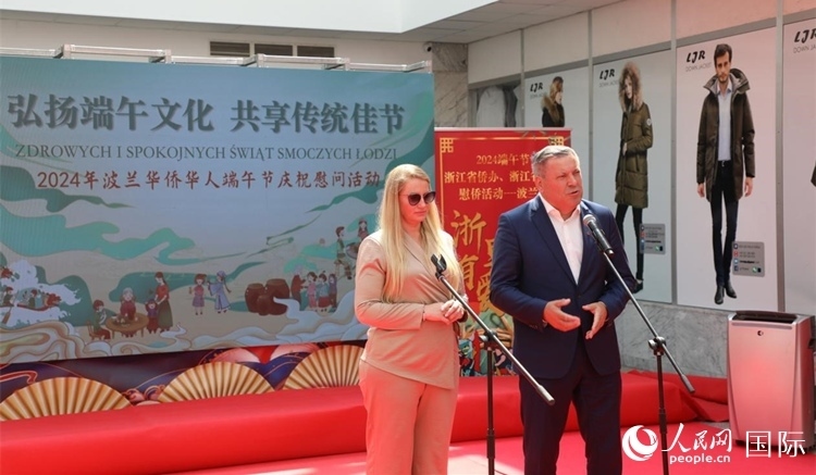 皮耶霍欽斯基（右）在活動上致辭。人民網(wǎng)記者 李增偉攝