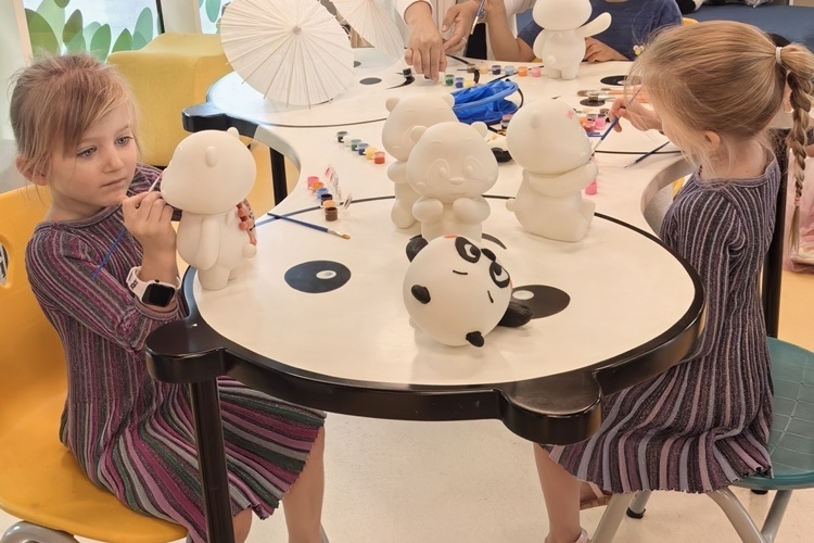 卡塔爾當地兒童參與彩繪熊貓活動。四川省文旅廳供圖