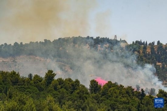 6月12日，以色列北部加利利地區(qū)遭受火箭彈襲擊后冒出滾滾濃煙。新華社發(fā)（阿亞爾·馬戈林?jǐn)z/基尼圖片社）