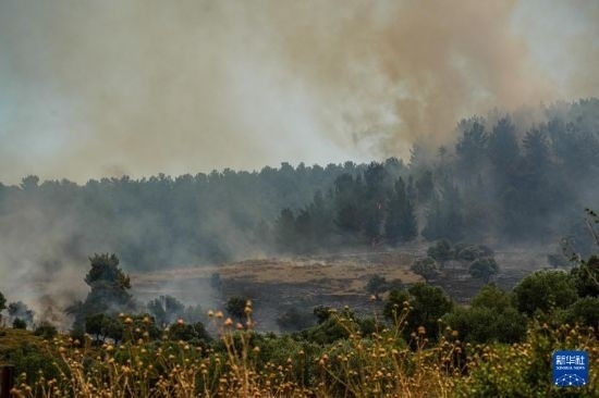  6月12日，以色列北部加利利地區(qū)遭受火箭彈襲擊后冒出滾滾濃煙。新華社發(fā)（阿亞爾·馬戈林?jǐn)z/基尼圖片社）