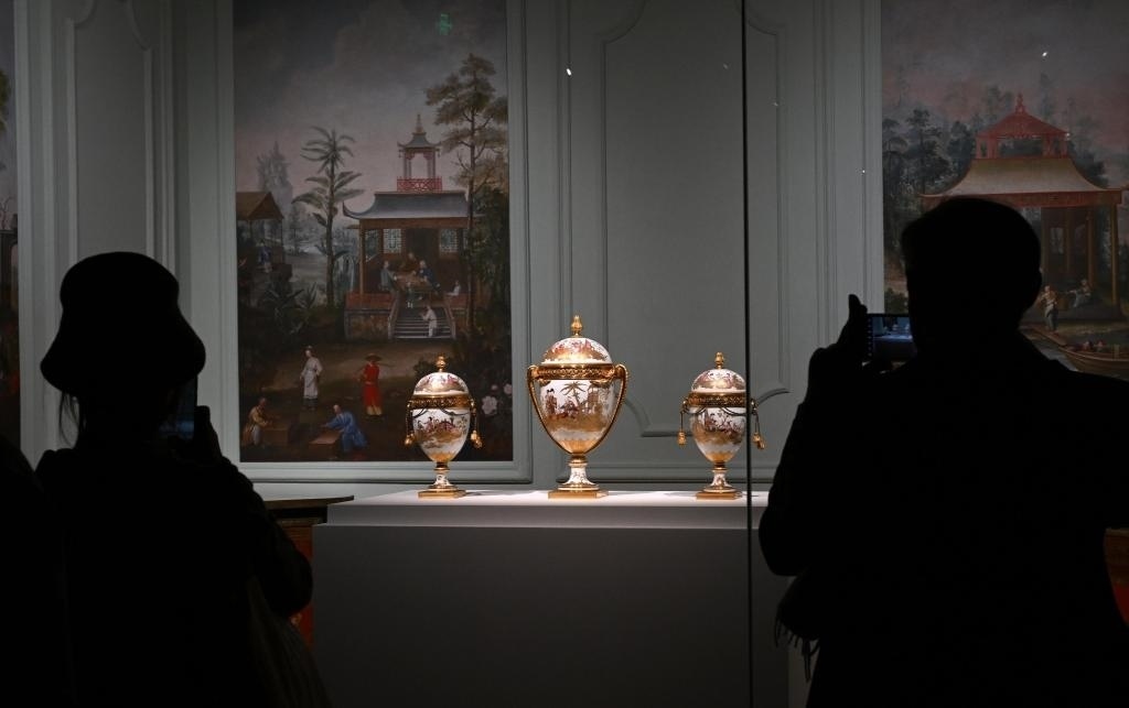 4月1日，觀眾在北京故宮參觀“紫禁城與凡爾賽宮——17、18世紀(jì)的中法交往”展覽。新華社記者金良快攝