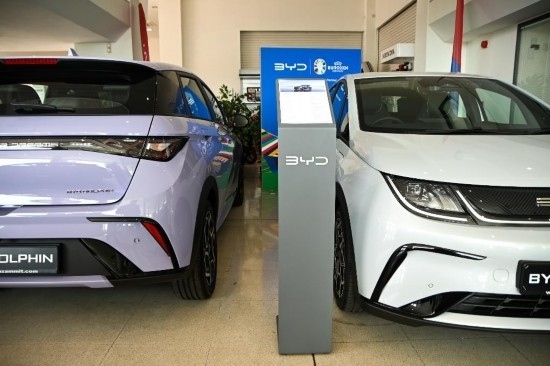 這是5月29日在馬耳他比爾基卡拉拍攝的展示廳里的比亞迪純電動(dòng)汽車(chē)。新華社發(fā)（喬納森·博格 攝）