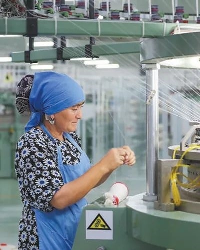 在針織毛坯車間，當(dāng)?shù)毓と苏诮泳€。胡澤曦?cái)z