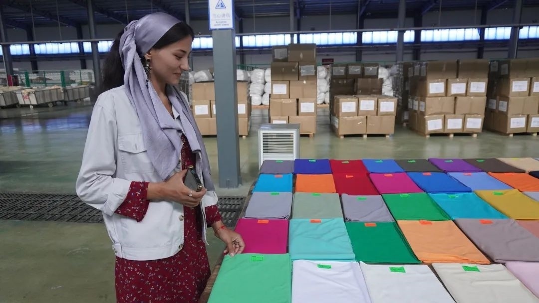 當(dāng)?shù)毓と苏跈z驗(yàn)成品。曲頌攝