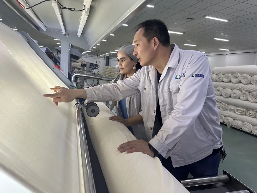 中方技術(shù)人員正在指導(dǎo)當(dāng)?shù)毓と?。屈佩攝