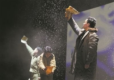 圖為清華大學(xué)原創(chuàng)話劇《馬蘭花開(kāi)》的演出現(xiàn)場(chǎng)。新華社記者 王申攝