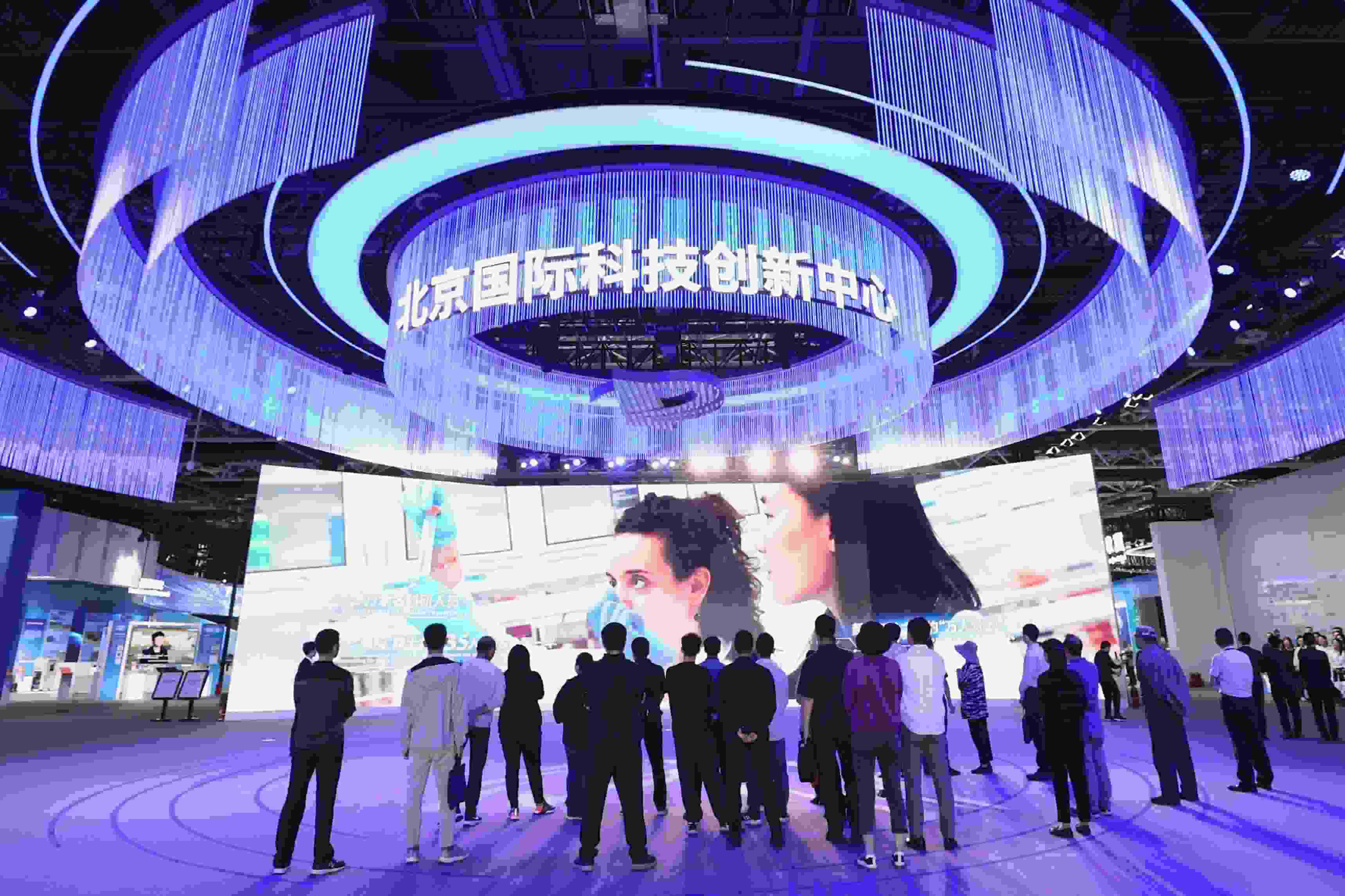 △2024年5月11日，觀眾在中關(guān)村展示中心觀看科技創(chuàng)新宣傳片。