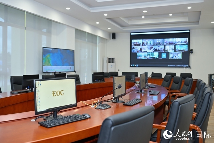 援緬甸國家疾控中心應(yīng)急指揮中心內(nèi)。人民網(wǎng)記者 謝佳君攝