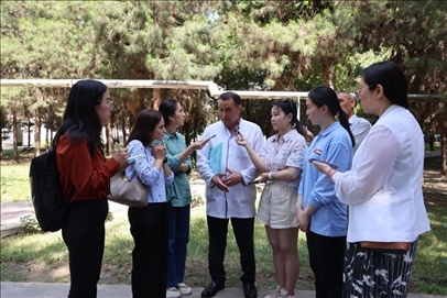 聯(lián)合采訪團隊在采訪塔吉克斯坦中央眼科醫(yī)院副院長馬爾索羅夫·薩爾杜洛。胡澤曦攝