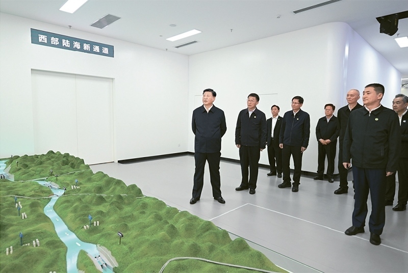 2023年12月14日至15日，中共中央總書(shū)記、國(guó)家主席、中央軍委主席習(xí)近平在廣西考察。這是14日上午，習(xí)近平在南寧市考察中國(guó)—東盟信息港股份有限公司，結(jié)合平陸運(yùn)河沙盤(pán)聽(tīng)取西部陸海新通道骨干工程建設(shè)匯報(bào)。 新華社記者 謝環(huán)馳/攝