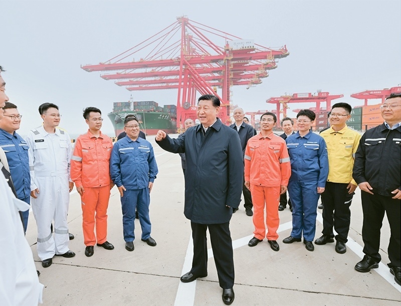 2024年5月22日至24日，中共中央總書(shū)記、國(guó)家主席、中央軍委主席習(xí)近平在山東考察。這是22日下午，習(xí)近平在日照港親切慰問(wèn)港口科技工作者、運(yùn)營(yíng)人員、航運(yùn)人員。 新華社記者 謝環(huán)馳/攝