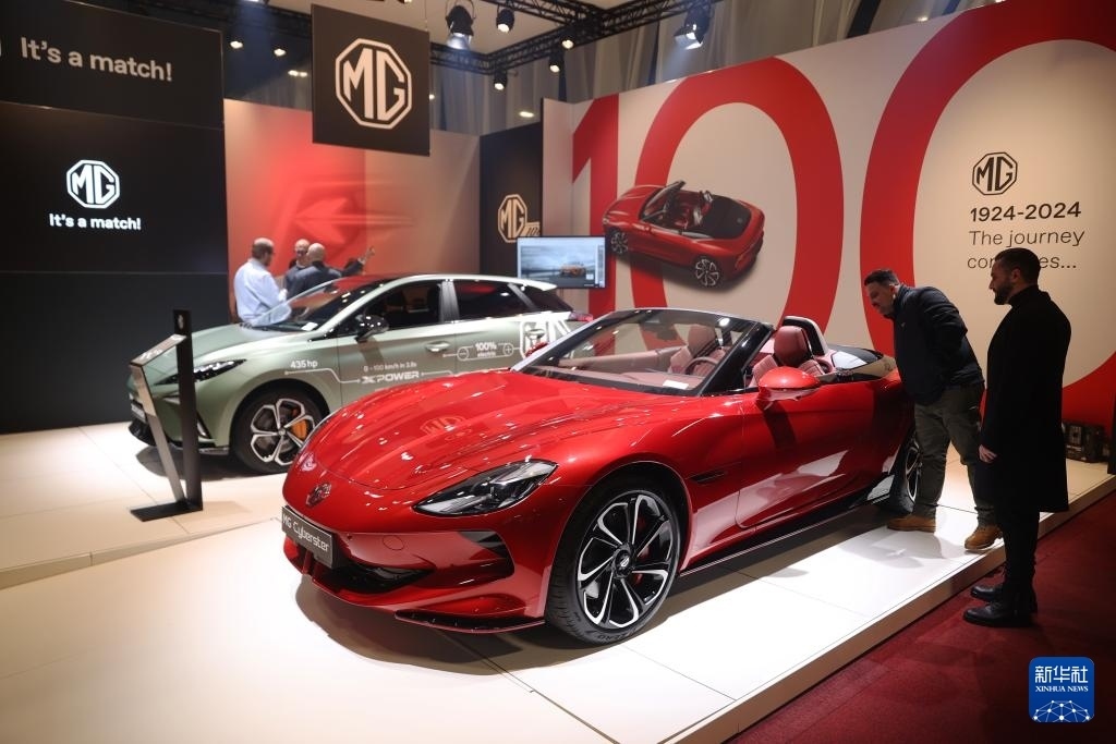 2024年1月17日，人們?cè)诒壤麜r(shí)布魯塞爾舉辦的2024布魯塞爾汽車展上參觀上汽名爵電動(dòng)汽車。新華社記者 趙丁喆 攝