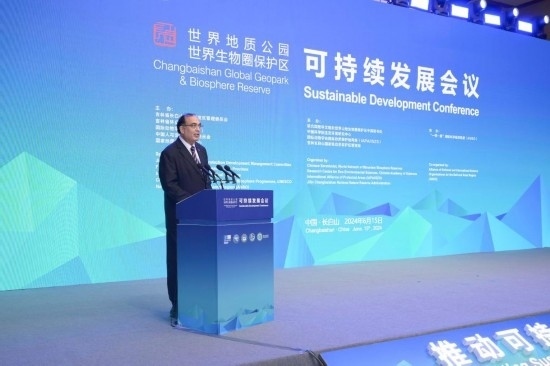  6月15日，聯(lián)合國教科文組織東亞地區(qū)辦事處主任夏澤翰在“長(zhǎng)白山·世界地質(zhì)公園、世界生物圈保護(hù)區(qū)可持續(xù)發(fā)展會(huì)議”上做主旨演講。新華社發(fā)