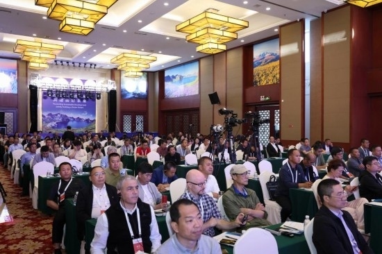  6月15日，“長(zhǎng)白山·世界地質(zhì)公園、世界生物圈保護(hù)區(qū)可持續(xù)發(fā)展會(huì)議”現(xiàn)場(chǎng)。新華社發(fā)