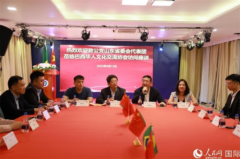 巴西華人文化交流協(xié)會主席上官劍鋒在座談會上致辭。人民網(wǎng)記者 宋亦然攝