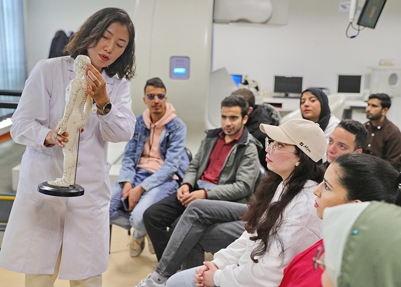 2023年4月19日，河北省秦皇島市中醫(yī)醫(yī)院醫(yī)務(wù)工作者為燕山大學(xué)外國(guó)留學(xué)生講解中醫(yī)經(jīng)絡(luò)知識(shí)。