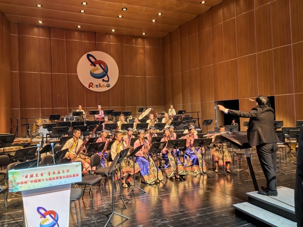 5月4日，來(lái)自果洛西寧民族中學(xué)的果洛州青少年管樂(lè)團(tuán)在山東省日照市演出。