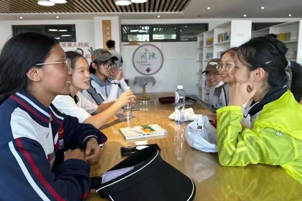 2023年7月10日，在果洛西寧民族中學(xué)，上海市大同中學(xué)學(xué)生（右）與果洛西寧民族中學(xué)學(xué)生交流。新華社發(fā)（果洛州教育局供圖）