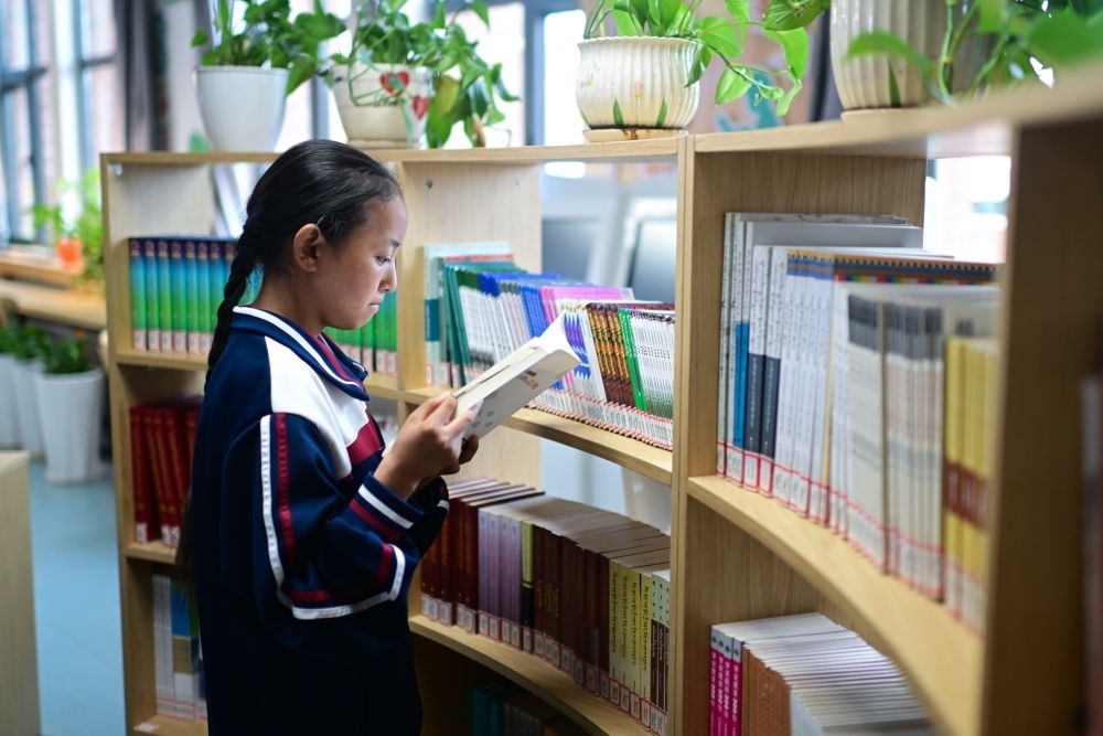 6月18日，果洛西寧民族中學(xué)學(xué)生尼東拉毛在圖書(shū)室看書(shū)。