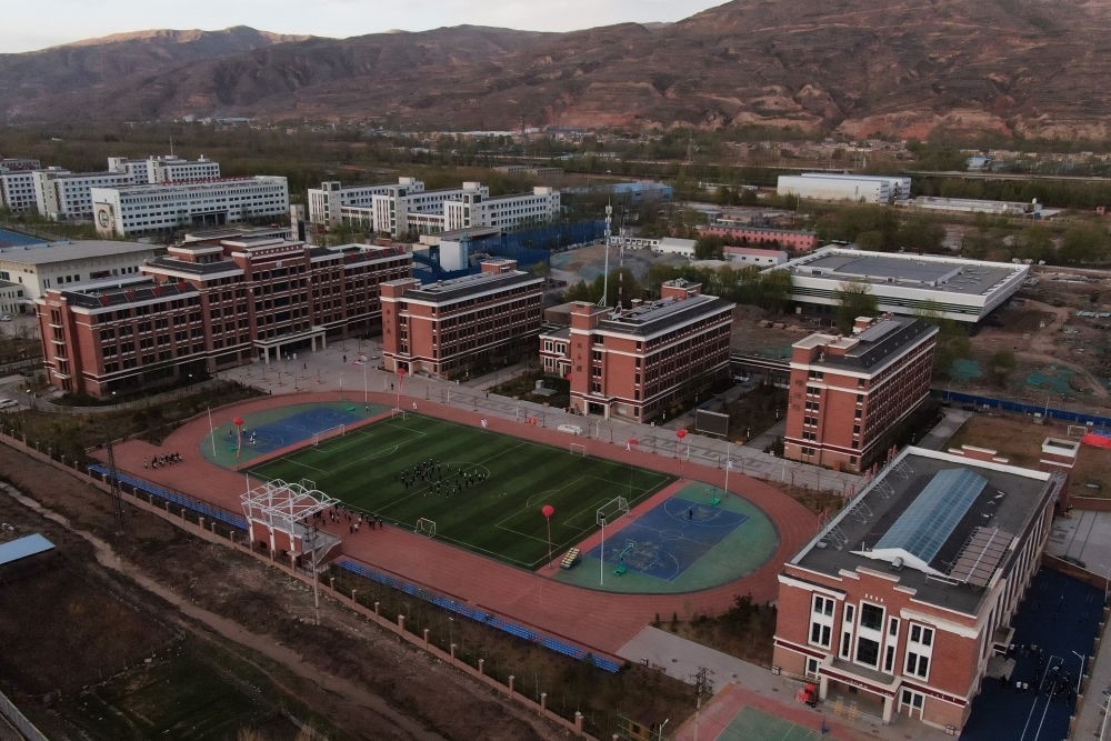 2021年4月28日拍攝的果洛西寧民族中學(xué)（無人機(jī)照片）。