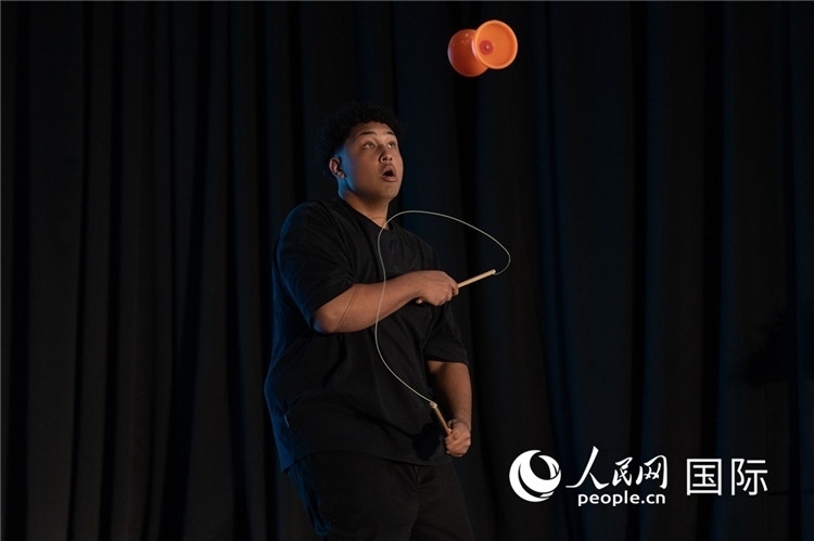 參賽選手表演的抖空竹如行云流水。人民日報非洲中心分社 希拉茲·莫林?jǐn)z