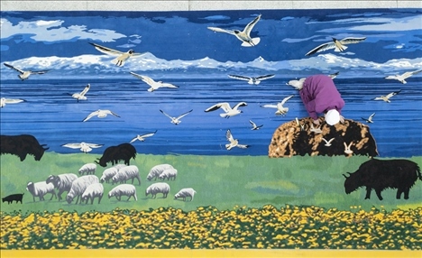 在青海省西寧市圣源地毯集團有限公司生產(chǎn)車間，操作工檢查毯面、拔花刺（2023年2月4日攝）。新華社記者 才揚 攝