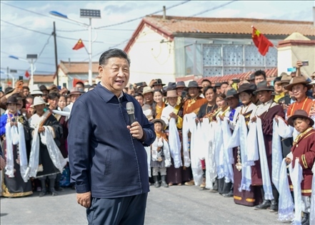 2021年6月7日至9日，習近平總書記在青?？疾?。這是8日下午，習近平在海北藏族自治州剛察縣沙柳河鎮(zhèn)果洛藏貢麻村考察時，同村民們親切交流。新華社記者 謝環(huán)馳 攝