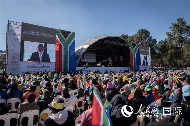 南非民眾觀看拉馬福薩總統(tǒng)就職演說(shuō)。 人民日?qǐng)?bào)非洲中心分社 希拉茲·莫林?jǐn)z