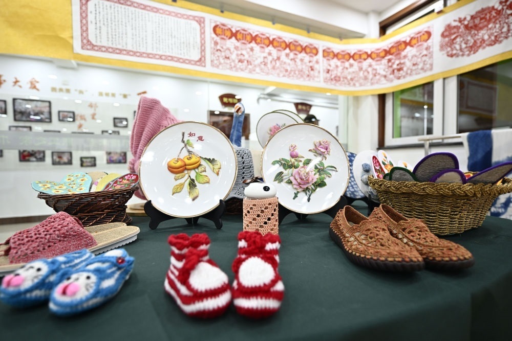 長城花園社區(qū)居民制作的手工藝品（6月19日攝）。