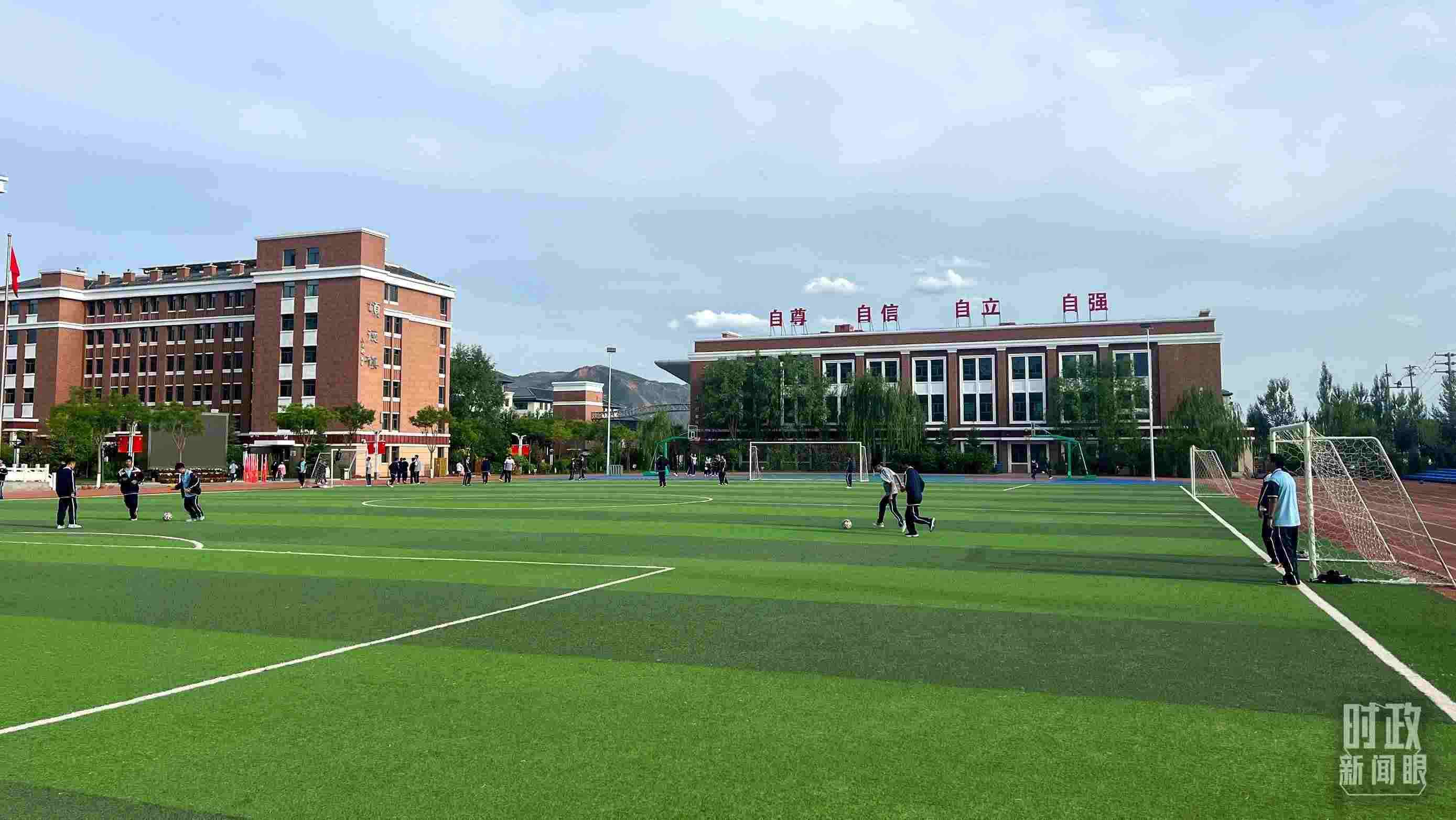 △果洛西寧民族中學(xué)。（總臺(tái)央視記者楊波、楊新禹拍攝）
