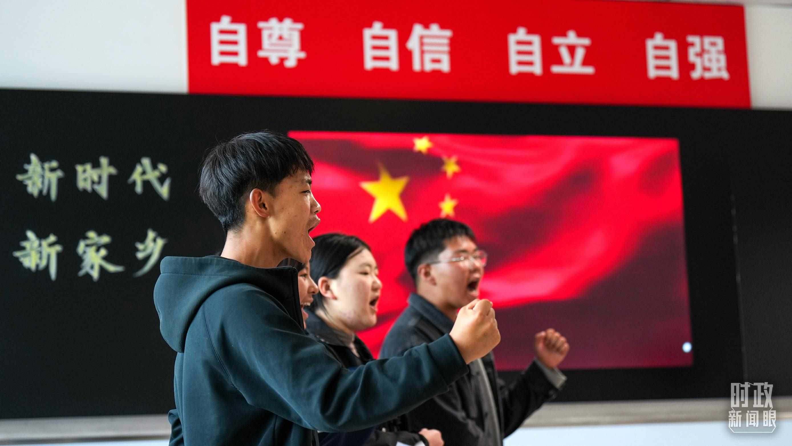 △果洛西寧民族中學(xué)高一（1）班的“新時(shí)代、新家鄉(xiāng)”主題思政課。（總臺(tái)央視記者許永松、國(guó)廣記者李晉拍攝）