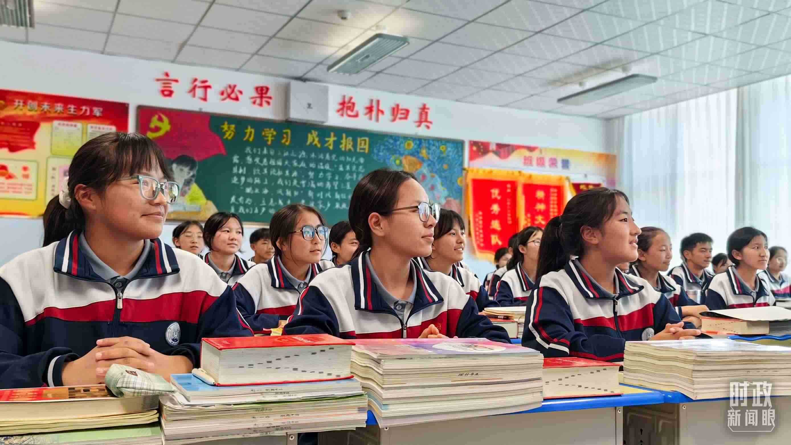 △果洛西寧民族中學(xué)高一（1）班的“新時(shí)代、新家鄉(xiāng)”主題思政課。（總臺(tái)央視記者段德文拍攝）
