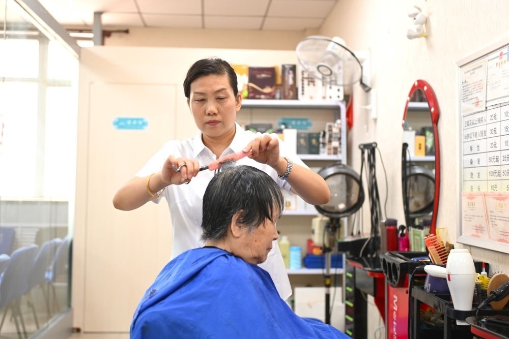 6月20日，長城花園社區(qū)的志愿者為居民理發(fā)。