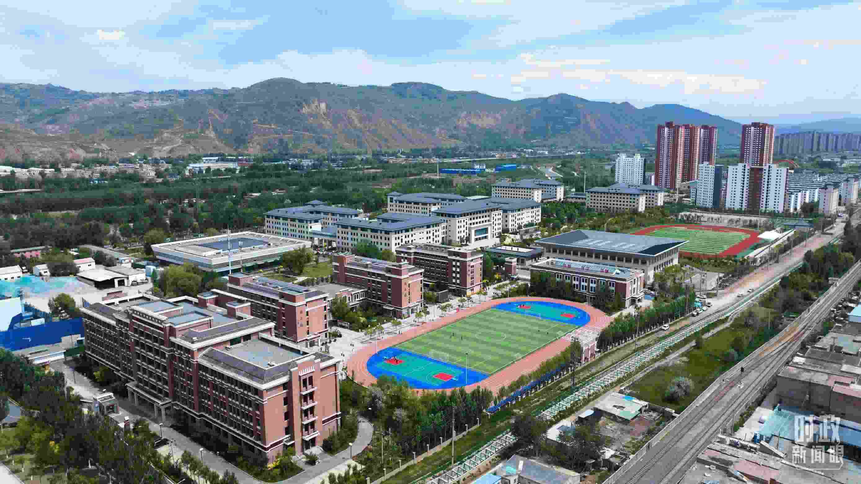 △果洛西寧民族中學(xué)。（總臺(tái)記者閆懋鵬拍攝）