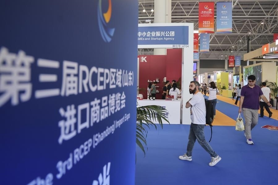 2023年8月18日，人們?cè)诘谌龑肦CEP區(qū)域（山東）進(jìn)口商品博覽會(huì)上參觀。新華社發(fā)（許傳寶 攝）