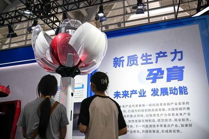 6月20日，與會(huì)者參觀天津云圣智能科技有限責(zé)任公司展區(qū)展出的“圣·寶蓮燈”全自主無(wú)人機(jī)巡檢系統(tǒng)。新華社記者 孫凡越 攝